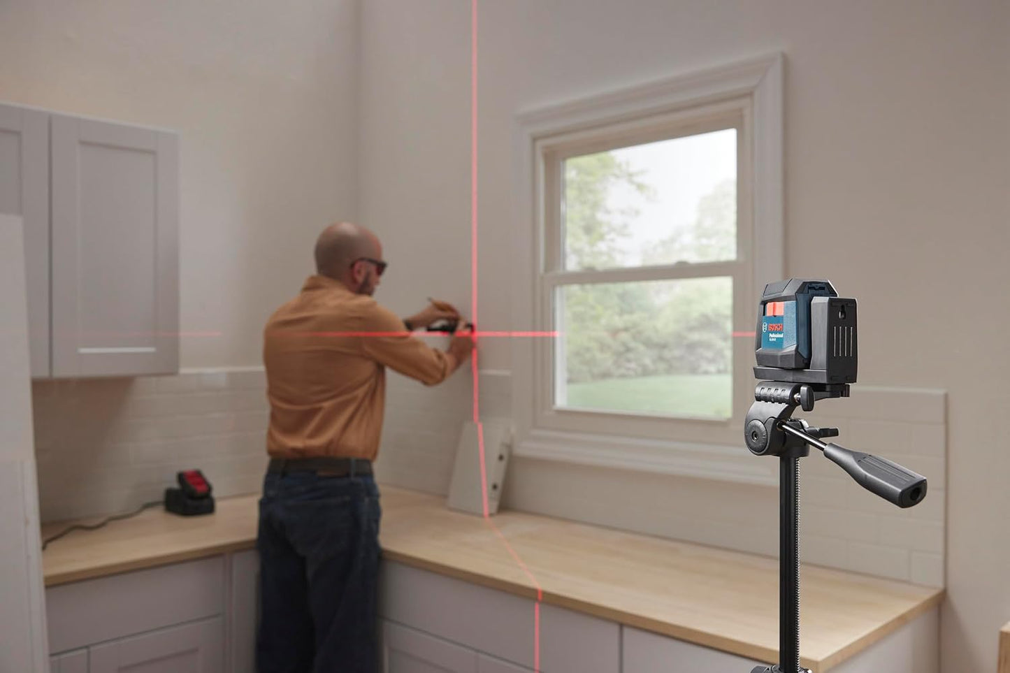 BOSCH GLL50-20 50 Ft Self-Leveling Cross-Line Laser, Includes Integrated Magnetic Mount & 2 AA Batteries | Integrated Magnetic Mount & 2 AA Batteries